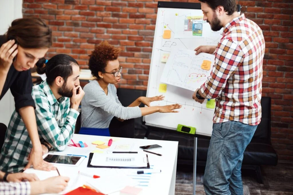 How to Choose the Best SEO Agency for Your Shopify Store colleagues discussing new ideas business meeting 176420 5061