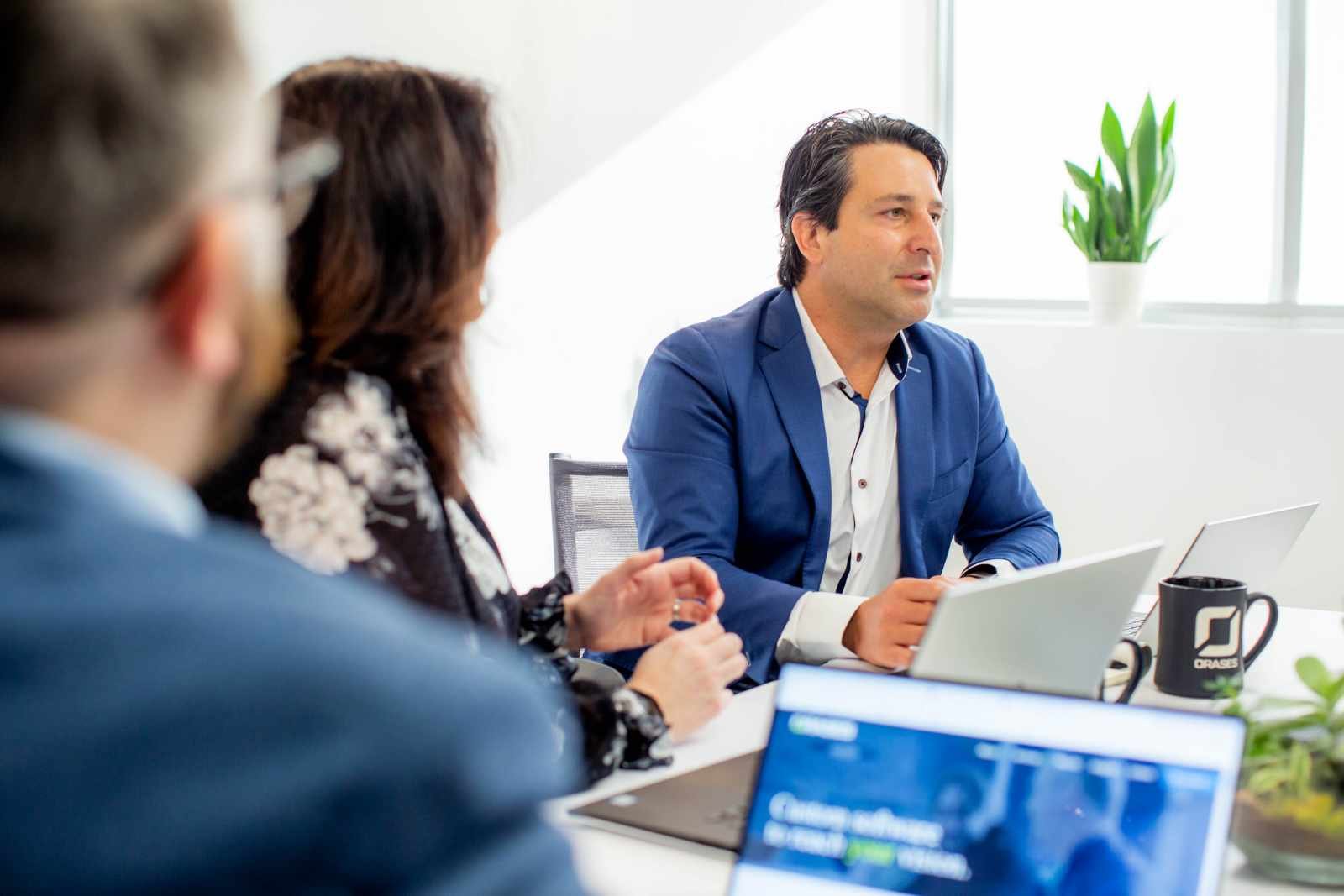 Why Choose Pearl Lemon 15 orases leadership holding a meeting on the unique benefits of manufacturing crm software